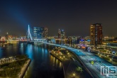 De skyline van Rotterdam by Night met de Erasmusbrug en Wilhelminapier