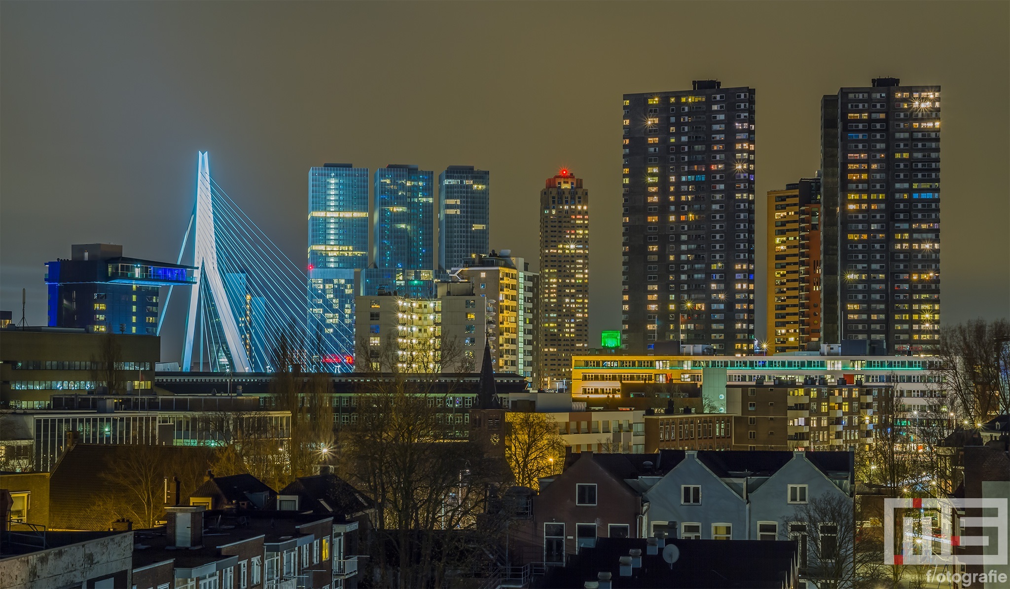 Het uitzicht op de Wilhelminapier met Erasmusbrug in Rotterdam by Night