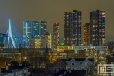 Het uitzicht op de Wilhelminapier met Erasmusbrug in Rotterdam by Night