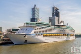 Het cruiseschip Explorer of the Seas in Rotterdam