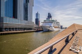 Het cruiseschip Explorer of the Seas in Rotterdam