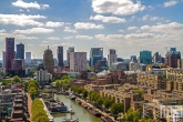 De skyline van Rotterdam met op de voorgrond het Haringvliet