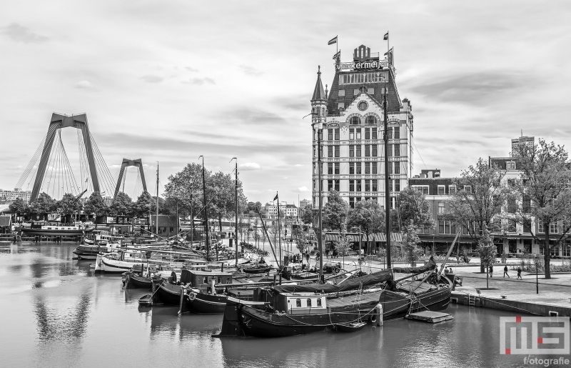 Te Koop | Het Witte Huis in de Oudehaven in Rotterdam met de Willemsbrug op de achtergrond