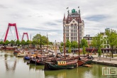 Te Koop | Het Witte Huis in de Oudehaven in Rotterdam met de Willemsbrug op de achtergrond