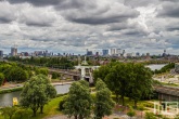 Donkere wolken boven de skyline van Rotterdam