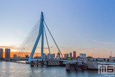 De zonsopkomst met de Erasmusbrug in Rotterdam