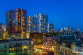 Het Calypso gebouw in Rotterdam Centrum tijdens blue hour