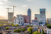 De Delftse Poort in Rotterdam met de Marathon Rotterdam lopers