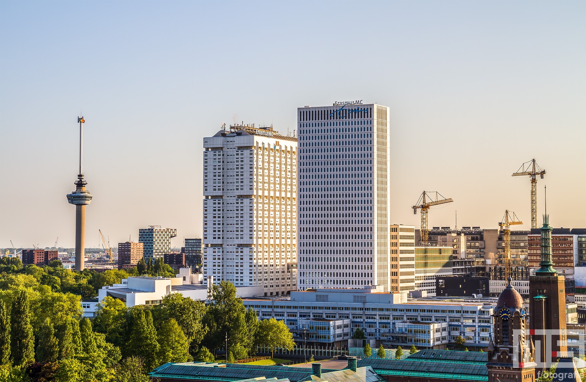 Het Erasmus MC en de Euromast in Rotterdam