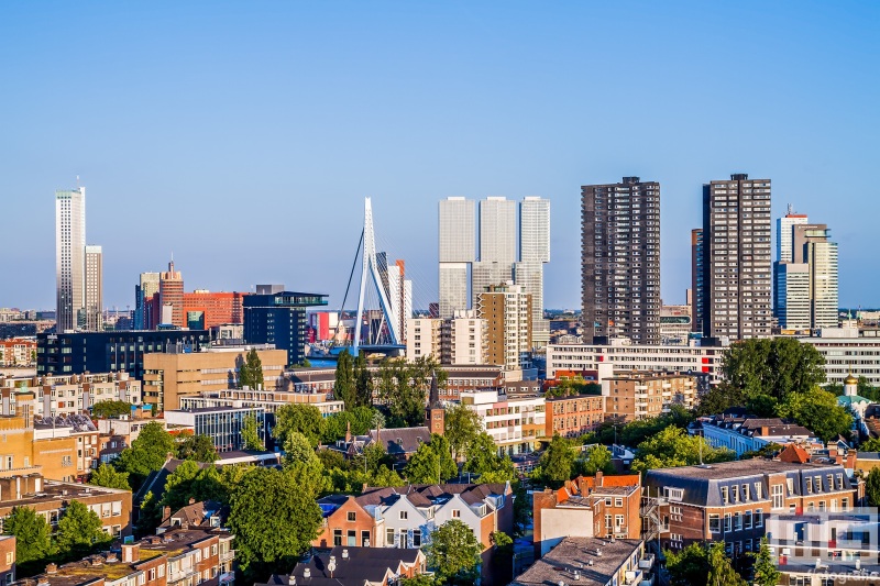 De skyline van Rotterdam met diverse gebouwen op de Wilhelminapier