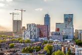 De Delftse Poort in Rotterdam met de Marathon Rotterdam lopers