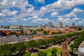 Het uitzicht op de skyline van Rotterdam met echte Hollandse wolken