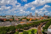 Het uitzicht op de skyline van Rotterdam met echte Hollandse wolken