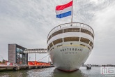Het uitzicht op het achterdek met een nederlandse vlag op het cruiseschip ss Rotterdam in Rotterdam