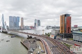 De Tour de France op de Erasmusbrug in Rotterdam Centrum