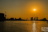 De Euromast en De Maas in Rotterdam tijdens zonsopkomst