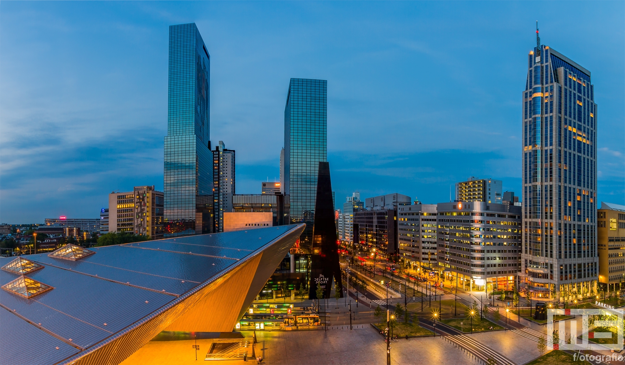 Te Koop | Het stationsplein in Rotterdam Centrum met het Centraal Station