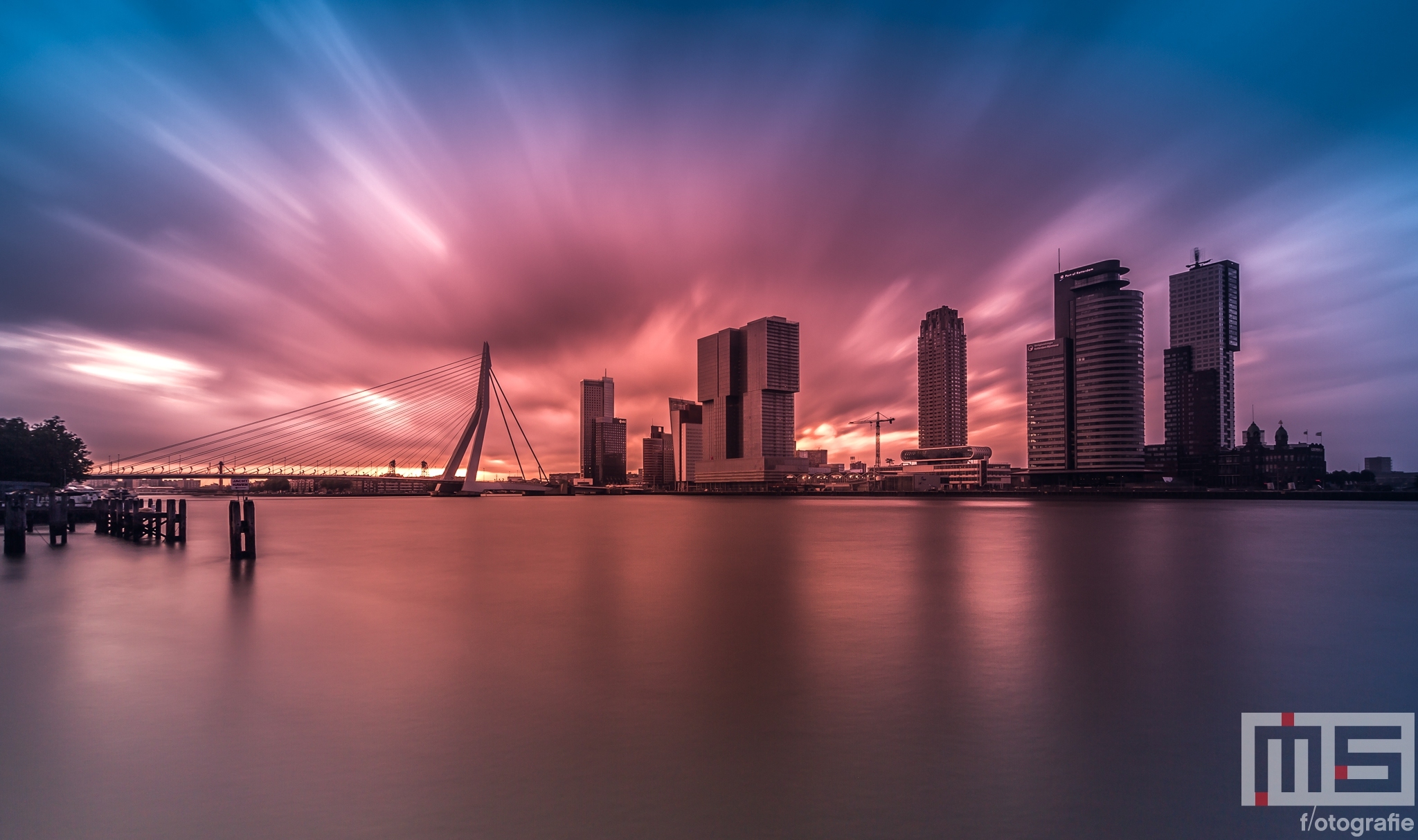 Te Koop | Explosive Sunset tijdens zonsopkomst in Rotterdam by Night