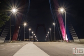 De twee pylonen van de Willemsbrug in Rotterdam by night