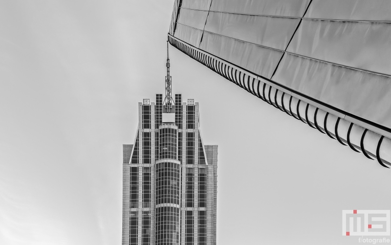 Te Koop | De Milleniumtoren en Rotterdam Centraal Station in Rotterdam