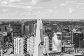 De pyloon van de Erasmusbrug in Rotterdam met op de achtergrond het stadscentrum