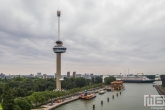 Het Abseilen van de Euromast in Rotterdam met op de achtergrond het cruiseschip Ms Rotterdam