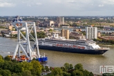 Het offshore ship Svanen in Rotterdam met op de achtergrond het cruiseschip Ms Rotterdam