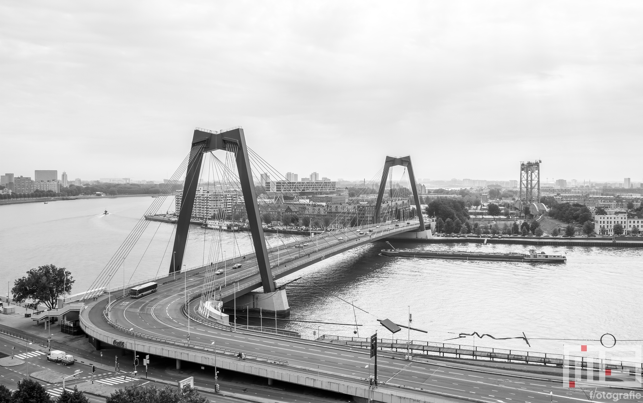 De Willemsbrug tussen Rotterdam Centrum en het Noordereiland