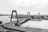 De Willemsbrug tussen Rotterdam Centrum en het Noordereiland