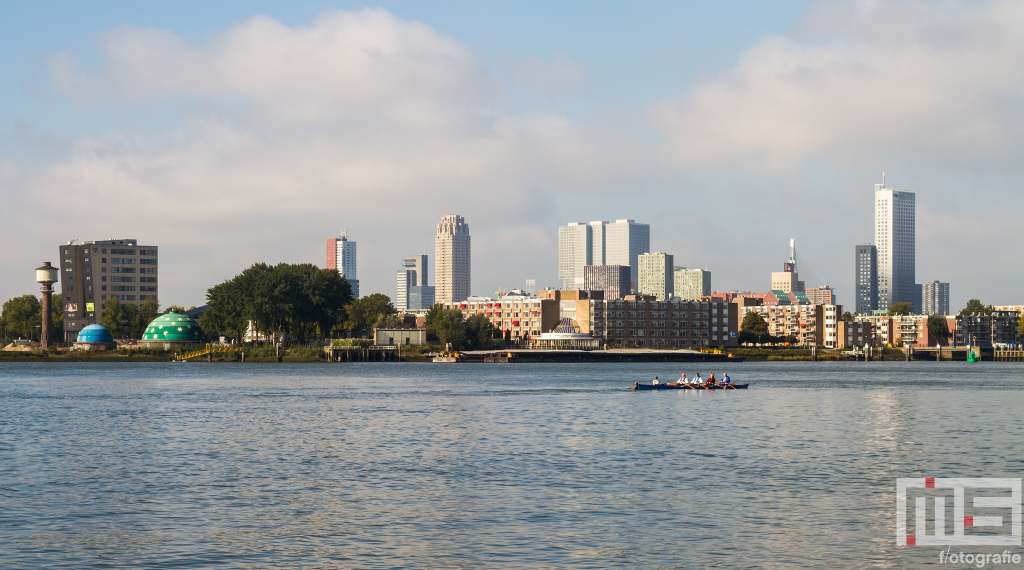 Te Koop | De skyline van Rotterdam met zicht op de wijk Feijenoord