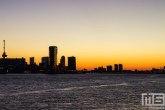 De zonsopkomst in Rotterdam met de Euromast en De Maas