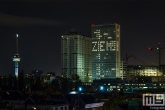 De skyline van Rotterdam met het Erasmus MC met lichttekst Zie Mij