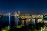 De skyline van Rotterdam met het ss Rotterdam en de Erasmusbrug