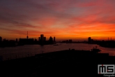 De zonsopkomst met de Euromast en De Maas in Rotterdam