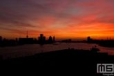 De zonsopkomst met de Euromast en De Maas in Rotterdam