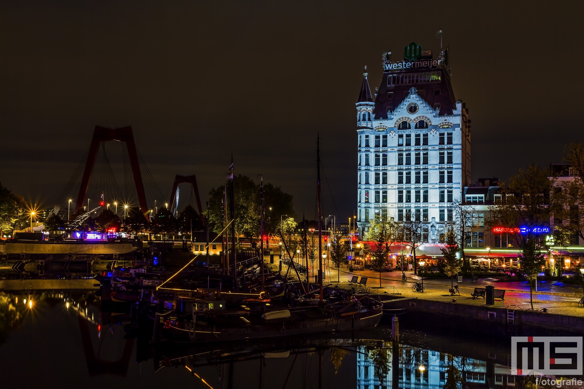 De Oudehaven met het Witte Huis in Rotterdam by Night
