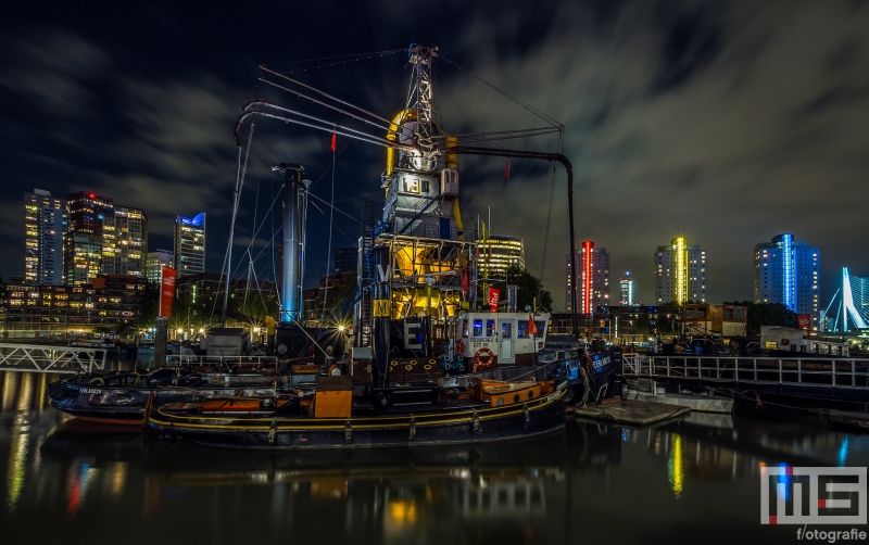 De stadsgraanzuiger 19 van het Maritiem Museum in Rotterdam by Night