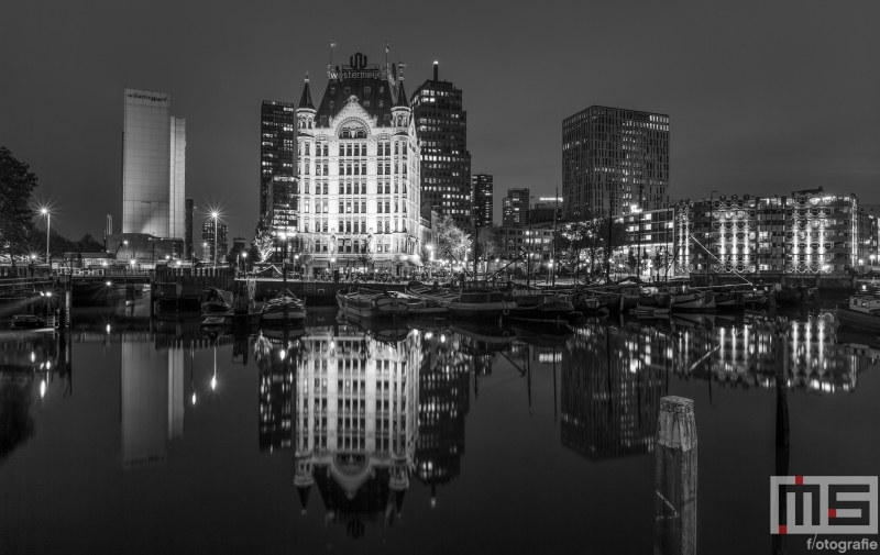 Te Koop | Het Witte Huis in de Oudehaven in Rotterdam by Night