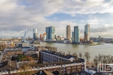 Het skyline van Rotterdam met de Erasmusbrug