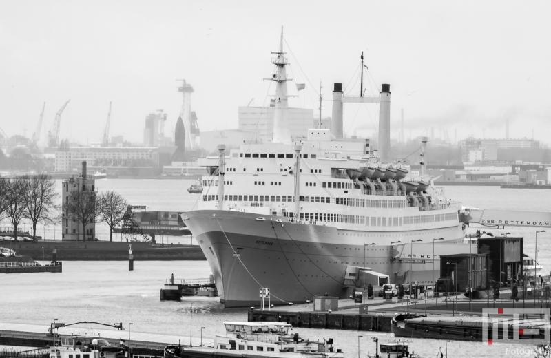 Het ss Rotterdam in zwart/wit in Rotterdam Katendrecht