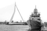 Het Zr. Ms. Tromp F803 met de Erasmusbrug in Rotterdam