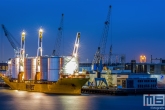 Het offshore schip Biglift Happy Delta aan de kade bij Broekman Logistics in de Waalhaven in Rotterdam