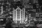 Het Witte Huis in Rotterdam by Night in zwart/wit in detail