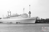 Het ss Rotterdam met de Euromast in Rotterdam Katendrecht in zwart/wit