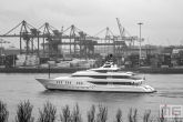 Het superjacht in de Waalhaven in Rotterdam-Zuid