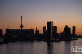 De zonsopkomst in Rotterdam met de Euromast