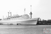 Het cruiseschip ss Rotterdam in Rotterdam Katendrecht in zwart/wit