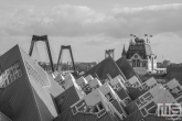 Te Koop | De Kubuswoningen, Witte Huis en Willemsbrug in Rotterdam in zwart/wit