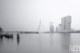 Een mistige skyline van Rotterdam vanuit de Veerhaven in zwart/wit