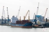 Het schip BBC Elbe aan de kade bij Broekman Logistics in de Waalhaven in Rotterdam